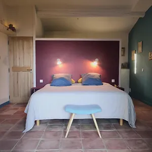 Couette-café D'hôtes Et Puis Voilà!, Murs (Vaucluse)