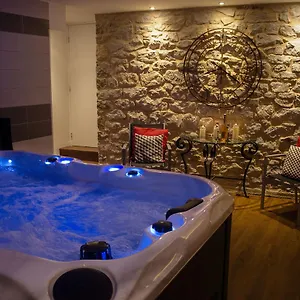 https://logis-aux-berges-de-laveyron.midi-pyreneeshotels.com